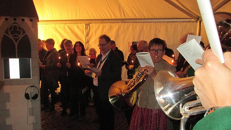 Stadtpfarrer Thomas Eschenbacher (M.) schloss die "Nacht der offenen Kirchen" um Mitternacht gemeinsam mit den Besucher und der Bläsern der Stadtkapelle auf dem Marktplatz ab.              Foto: Winfried Ehling