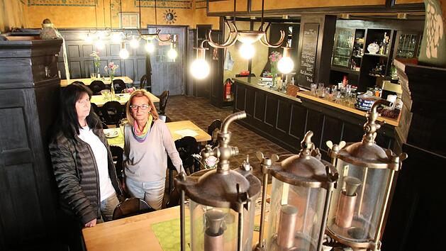 Arbeiten seit ihrer Jugend im "Weissbierhaus": Marietta Seeger (links) und Barbara Rottenfußer. Ende dieses Jahres ist Schluss.  Foto: Sebastian Schanz