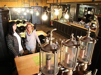 Arbeiten seit ihrer Jugend im "Weissbierhaus": Marietta Seeger (links) und Barbara Rottenfußer. Ende dieses Jahres ist Schluss.  Foto: Sebastian Schanz