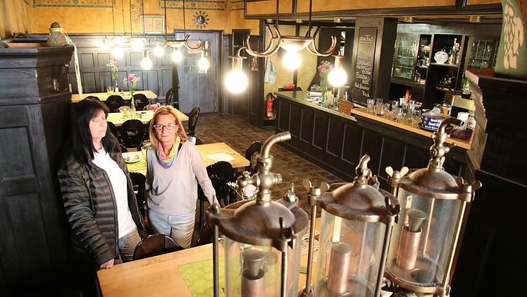Arbeiten seit ihrer Jugend im "Weissbierhaus": Marietta Seeger (links) und Barbara Rottenfußer. Ende dieses Jahres ist Schluss.  Foto: Sebastian Schanz