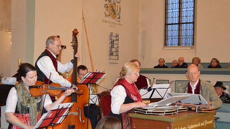 Ihr 25-jähriges Bestehen feierten "Schuberts Stubenmusik und Freunde" in der Kirche von Geroda mit einem großen Jubiläumskonzert. Von den voll besetzten Rängen gab es am Ende riesigen Applaus für die zahlreichen Mitwirkenden, die in den verschiedensten  Besetzungen auftraten.Thomas Schubert