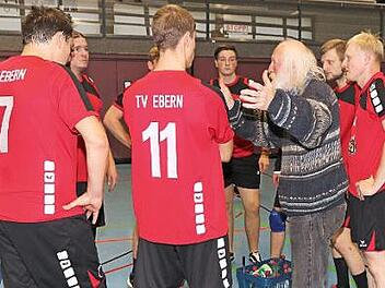 Der Eberner Trainer Horst Hanke (Dritter von rechts) durfte mit der Leistung seiner Mannschaft zufrieden sein. In Miltach feierte der TVE den ersten Auswärtssieg in der Landesliga.  Foto: Wolfgang Dietz