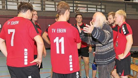 Der Eberner Trainer Horst Hanke (Dritter von rechts) durfte mit der Leistung seiner Mannschaft zufrieden sein. In Miltach feierte der TVE den ersten Auswärtssieg in der Landesliga.  Foto: Wolfgang Dietz