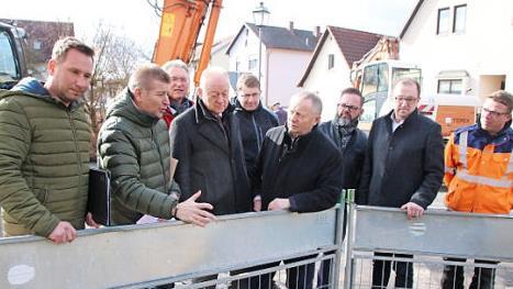 In Reichenbach hat jetzt der Ausbau der Ortsdurchfahrt begonnen. Das Foto zeigt (von links) Ortssprecher Fabian Nöth, Oberbauleiter Steffen Kiesel, August Schneider (Geschäftsführer Ullrichbau), Bürgermeister Helmut Blank, Bauleiter Markus Wehner, Landrat Thomas Bold, Planer Matthias Kirchner, Arno Schlembach (Geschäftsführer Abwasserverband Saale-Lauer) und Polier Matthias Hengst.