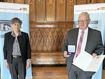 Der Geehrte Konrad Ochs mit der oberfränkischen Bezirkspräsidentin Heidrun Piwernetz