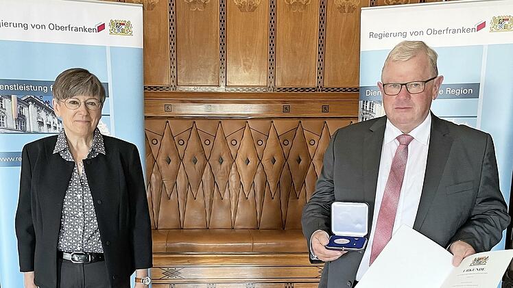 Der Geehrte Konrad Ochs mit der oberfränkischen Bezirkspräsidentin Heidrun Piwernetz