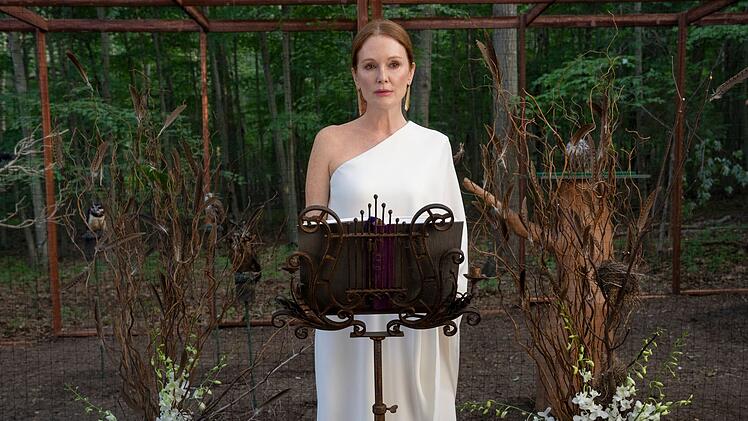 In der schwarzhumorigen Netflix-Serie "Sirens" gibt Julianne Moore als Michaela Kell (Bild) die geheimnisvolle Verführerin.