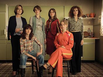 Drei Frauengenerationen vor 70er-Kulisse: "Ku'damm 77" erz&auml;hlt die Geschichte der Familie Sch&ouml;llack weiter. Unter einem Dach leben (von links) Caterina (Claudia Michelsen), Friederike (Marie Louise Albertine Becker), Helga (Maria Ehrich), Monika (Sonja Gerhardt), Dorli (Carlotta B&auml;hre) und Eva (Emilia Sch&uuml;le).