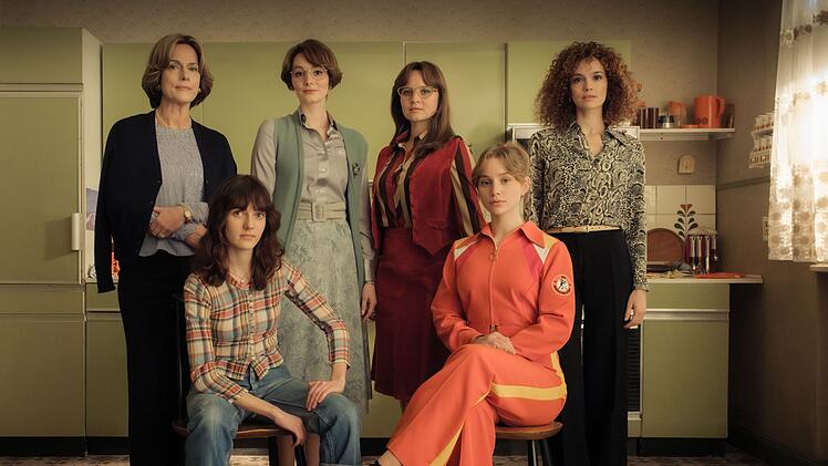 Drei Frauengenerationen vor 70er-Kulisse: "Ku'damm 77" erz&auml;hlt die Geschichte der Familie Sch&ouml;llack weiter. Unter einem Dach leben (von links) Caterina (Claudia Michelsen), Friederike (Marie Louise Albertine Becker), Helga (Maria Ehrich), Monika (Sonja Gerhardt), Dorli (Carlotta B&auml;hre) und Eva (Emilia Sch&uuml;le).