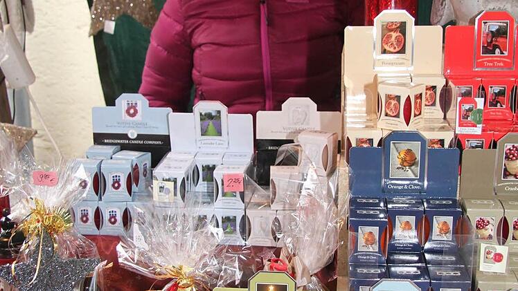 Verkäuferin mit Heiligenschein: Alexandra Sintenis aus der Blaich an ihrem Stand