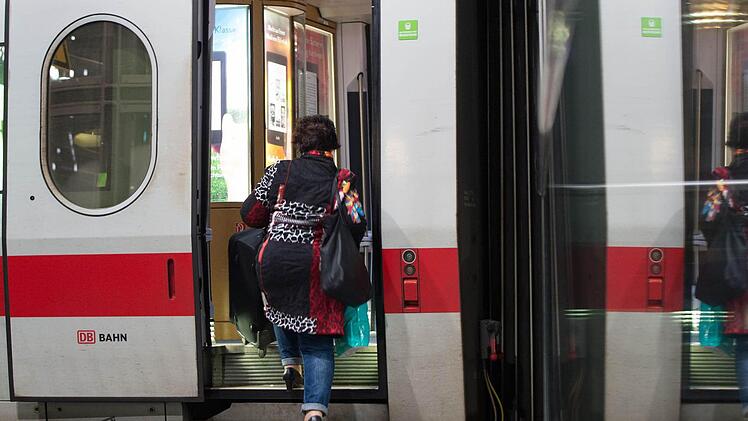 Einsteigen in den Zug ist am Wochenende zwischen Lichtenfels und Bamberg nicht möglich. Dann heißt es Umsteigen in den Bus. Foto: dpa
