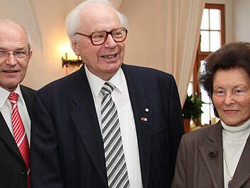 Noch voller Vitalität genoss Otto Neukum 2009 im Beisein seiner Ehefrau Gertrud den Empfang, den der Landkreis ihm zu seinem 80. Geburtstag gab. Mit im Bild zu sehen ist der damalige Landrat Günther Denzler, der Neukum im Amt folgte. Archivfoto: Matthias Hoch