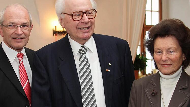 Noch voller Vitalität genoss Otto Neukum 2009 im Beisein seiner Ehefrau Gertrud den Empfang, den der Landkreis ihm zu seinem 80. Geburtstag gab. Mit im Bild zu sehen ist der damalige Landrat Günther Denzler, der Neukum im Amt folgte. Archivfoto: Matthias Hoch