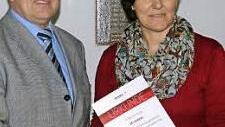 Für 50 freiwillige Blutspenden wurde Karin Schultheiß durch Udo Siegel geehrt. Foto: Lothar Böhnel