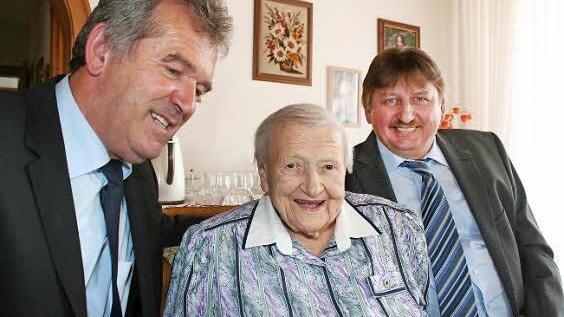 Anna Seubert in Limbach ist die älteste Einwohnerin der Gemeinde Pommersfelden. Im Bild ist sie mit Bürgermeister Hans Beck (links) und Drittem Bürgermeister Edgar Frischmann zu sehen. Foto: Evi Seeger