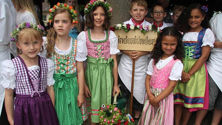 Die Lindenkinder hatten die schönsten Dirndl angezogen. Foto: Sonja Adam