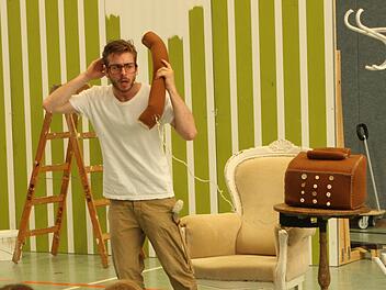 Die einmalige Chance: Dirigent bei der 9. Sinfonie und das mit eigenem Orchester: Dirigent Herbert Karavan (Michael Guggenberger).