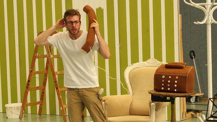 Die einmalige Chance: Dirigent bei der 9. Sinfonie und das mit eigenem Orchester: Dirigent Herbert Karavan (Michael Guggenberger).