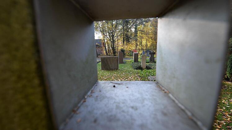 Blick durch ein Bronzeloch des Grabmals von Andreas Geisselhardt Foto: Ronald Rinklef