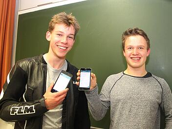 Smartphones sollen Spaß machen, meinen Simon Stahlschmidt (17) und Patrick Zahl (16). Die Medienscouts am Markgraf-Georg-Friedrich-Gymnasium wollen über die Gefahren aufklären, die die sozialen Medien mit sich bringe, und jüngeren Schülern helfen. Foto: Sonja Adam