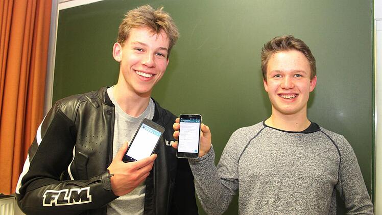 Smartphones sollen Spaß machen, meinen Simon Stahlschmidt (17) und Patrick Zahl (16). Die Medienscouts am Markgraf-Georg-Friedrich-Gymnasium wollen über die Gefahren aufklären, die die sozialen Medien mit sich bringe, und jüngeren Schülern helfen. Foto: Sonja Adam