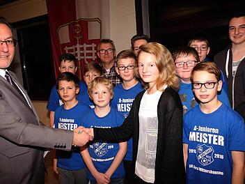 Bürgermeister Thomas Hack gratulierte der U 13-Mannschaft zum Meistertitel. Foto: Gerd Schaar
