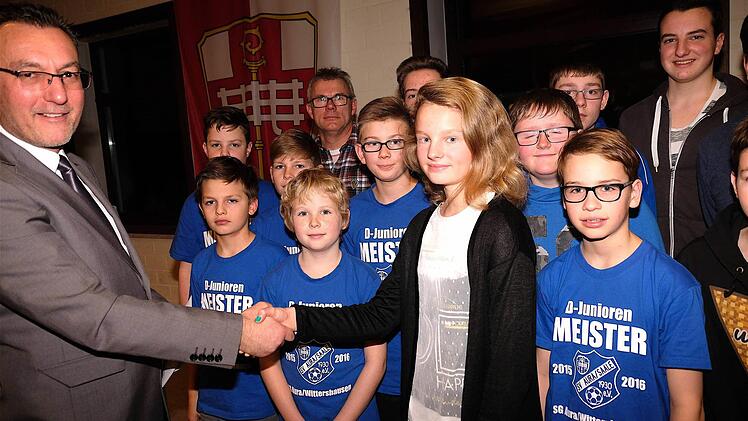 Bürgermeister Thomas Hack gratulierte der U 13-Mannschaft zum Meistertitel. Foto: Gerd Schaar