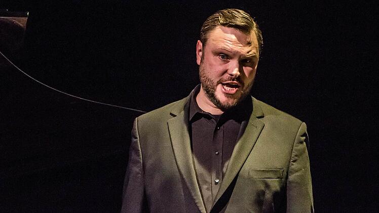 Felix Rathgeber bei seinem Lieder- und Leseabend in der Coburger Reithalle.Foto: Jochen Berger