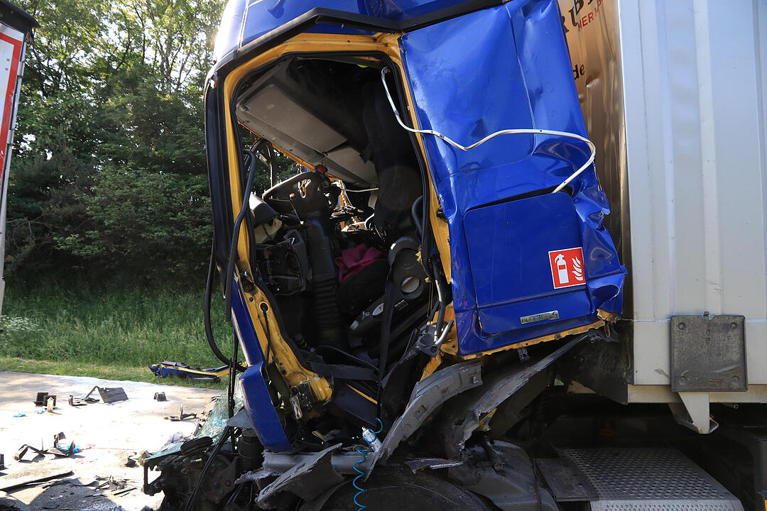 Schwerer Lkw-Unfall auf A3 sorgt für Vollsperrung