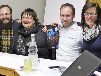 Gut gelaunter Schulterschluss zwischen Vertretern unterschiedlicher Gemeinden (von links): Waltraud Leppert (Zapfendorf), Dorothea Benecke (Michelau), Luke Commandeur (Lichtenfels), Pfarrerin Anne Salzbrenner, Tobias Popp (Lichtenfels), Pressesprecherin Sabine Rübensaal, Diana Witzgall (Schney) sowie Bettina Koch (Lichtenfels). Foto: Markus Häggberg