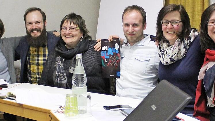 Gut gelaunter Schulterschluss zwischen Vertretern unterschiedlicher Gemeinden (von links): Waltraud Leppert (Zapfendorf), Dorothea Benecke (Michelau), Luke Commandeur (Lichtenfels), Pfarrerin Anne Salzbrenner, Tobias Popp (Lichtenfels), Pressesprecherin Sabine Rübensaal, Diana Witzgall (Schney) sowie Bettina Koch (Lichtenfels). Foto: Markus Häggberg