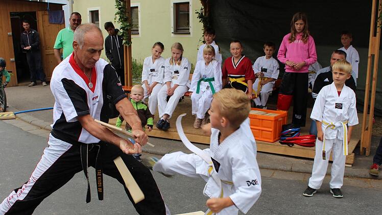 Trainer Rainer Giel mit einem seiner Schützlinge.