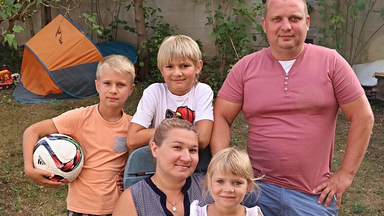 Familie Hurko in ihrem Garten: Das Lachen fällt nicht leicht bei dem Gedanken, dass das Damoklesschwert der Abschiebung über ihnen schwebt. Das Foto zeigt hinten von links Seva, Rostik, Leonid und vorne von links Olha und Amina. Helmut Will