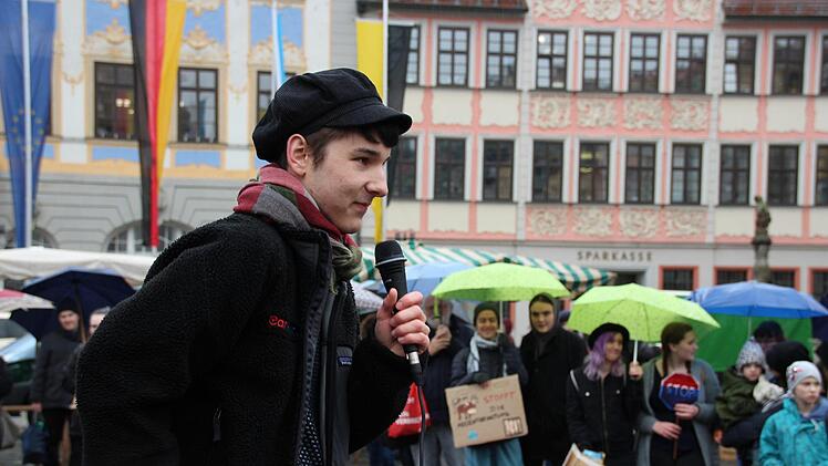 Rund 200 Schüler nahmen am Freitag an der zweiten "Fridays for Future"-Demonstration in Coburg teil.Oliver Schmidt