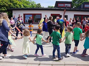 Die Kinder begeisterten bei der Einweihungsfeier mit Liedern und Tänzen.Heike Schülein