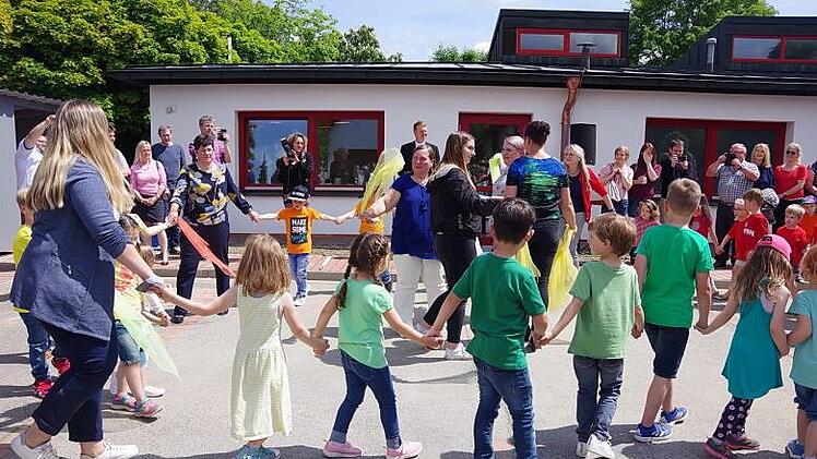 Die Kinder begeisterten bei der Einweihungsfeier mit Liedern und Tänzen.Heike Schülein