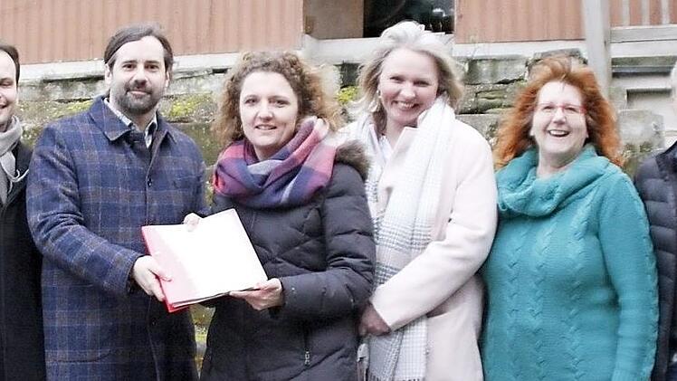 Bei der Übergabe der Unterschriften waren dabei: MdL Matthias Fischbach, MdL Sebastian Körber, Steffi Brechelmacher, Bürgermeisterin Kathrin Heimann, Effeltrich, Michaela Engelhardt, Vorsitzende von "Einkaufen auf dem Bauernhof" und CSU Ortsvorsitzender , Edwin Rank, Weingarts/Kunreuth.  Foto: Andreas Hofbauer