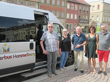Das Hammelburger Bürgerbus-Team (von links: Vorsitzender Andreas Elsässer, Stellvertreterin Angelika Beichel, Kassenwart Wolfgang Althoff sowie Fahrerin  Astrid Zier und Fahrer Hans-Georg Binder) tritt ab dem 1. September mit einem neuen Fahrplan ...