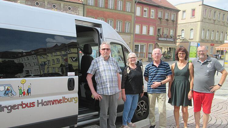 Das Hammelburger Bürgerbus-Team (von links: Vorsitzender Andreas Elsässer, Stellvertreterin Angelika Beichel, Kassenwart Wolfgang Althoff sowie Fahrerin  Astrid Zier und Fahrer Hans-Georg Binder) tritt ab dem 1. September mit einem neuen Fahrplan ...