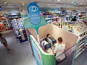 Drogeriemarktkette dm bietet Gesundheitsdienstleistungen an.