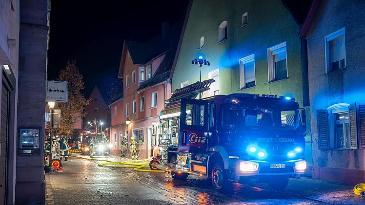 Tödliches Feuer in Hersbruck – Einsatzkräfte retten Bewohner vor den Flammen
