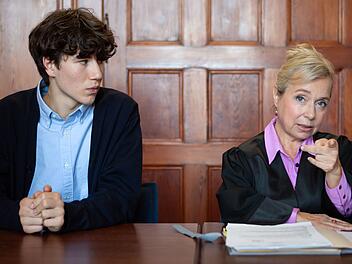 Fabian Scholz (Arthur Gropp) will seine Mutter verklagen und anw&auml;ltin Eva Schatz (ChrisTine Urspruch) soll ihm dabei helfen.