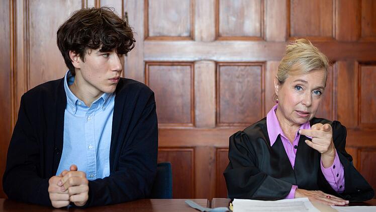 Fabian Scholz (Arthur Gropp) will seine Mutter verklagen und anw&auml;ltin Eva Schatz (ChrisTine Urspruch) soll ihm dabei helfen.