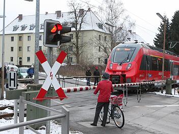 Der Bahnübergang Rodacher Straße: In den nächsten Jahren will die Stadt in Creidlitz und an der Querstraße Bahnunterführungen bauen. Den Grünen ist das aber zu teuer. Sie vermissen Investitionen in den Klimaschutz. Foto: Simone Bastian