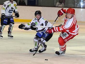 Gehörte zu den Bad Kissinger Torschützen: Tom Jeffrey Goldmann (links) beim Kampf um den Puck mit dem Inzeller Renaldo Caumont. Foto: Hopf