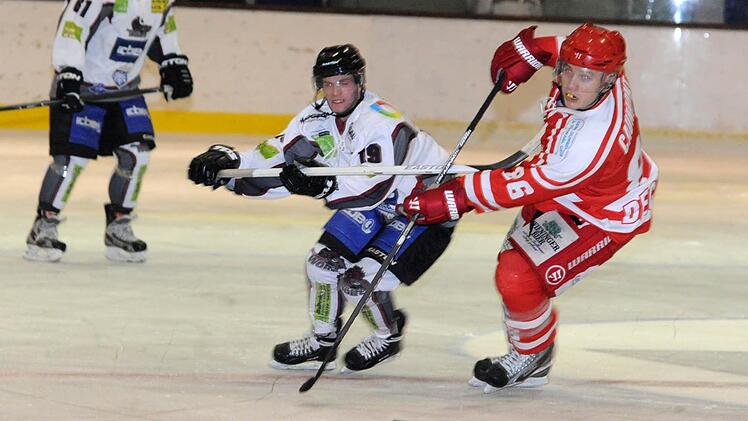 Gehörte zu den Bad Kissinger Torschützen: Tom Jeffrey Goldmann (links) beim Kampf um den Puck mit dem Inzeller Renaldo Caumont. Foto: Hopf