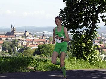 Vor der Kulisse des Michaelklosters erklimmt die spätere Siegerin Carmen Schlichting-Förtsch den steilen Anstieg zur Altenburg. Fotos: sportpress/Christian Reinisch