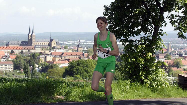 Vor der Kulisse des Michaelklosters erklimmt die spätere Siegerin Carmen Schlichting-Förtsch den steilen Anstieg zur Altenburg. Fotos: sportpress/Christian Reinisch