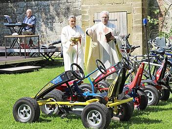 Segnung: Viele Gottesdienstbesucher hatten ihre Fahrräder mitgebracht, die Pater Gottfried Scheer segnete.  Fotos: Dieter Britz