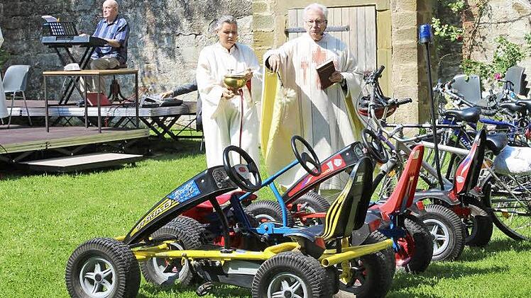 Segnung: Viele Gottesdienstbesucher hatten ihre Fahrräder mitgebracht, die Pater Gottfried Scheer segnete.  Fotos: Dieter Britz